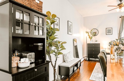 Mill River Apartment | One block to Frank Pepe's