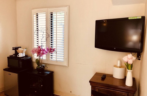 Northeast Carmel Cottage | One Double Bed Cottage