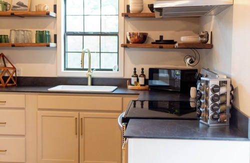 Hatton House | One Eyed Odie's Cozy 3-bed, 1-bath home with a relaxing hot tub.