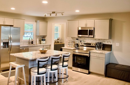 Smithfield House | One Love Retreat Fenced Yard I-95 Outlets & Walk to Waffle House Near Hospital