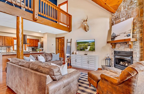 Indian Point Cabin | ONE Minute from Silver Dollar City! INDOOR Pool!