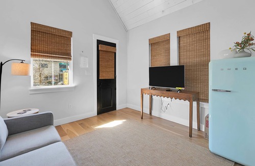 Brazos House | One-of-a-Kind DogTrot House/Walk to Magnolia