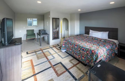 Mesa Hotel | One Queen Deluxe Room Near Desert Botanical Gardens
