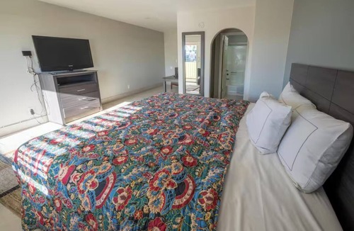 Mesa Hotel | One Queen Deluxe Room Near Desert Botanical Gardens