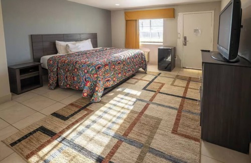 Mesa Hotel | One Queen Deluxe Room Near Desert Botanical Gardens