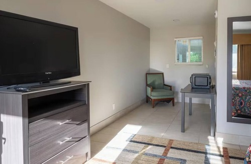 Mesa Hotel | One Queen Deluxe Room Near Desert Botanical Gardens