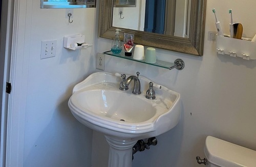 Lexington House | One room with full size bed