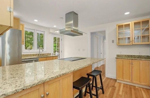 Lexington House | One room with full size bed