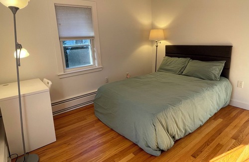 Lexington House | One room with full size bed
