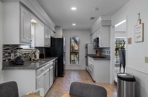 Hunters Glen House | One Story House, King Beds, TV in all bedrooms, Desks, Grill and Pool.