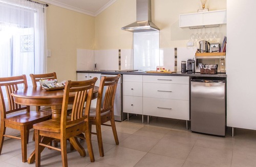 Upper Wakefield Apartment | One Tree Accommodation: The Suite