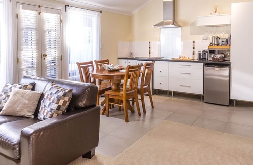 Upper Wakefield Apartment | One Tree Accommodation: The Suite