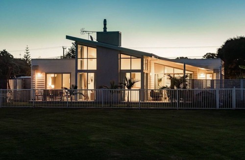 One Tree Point House | One Tree Point Beside Golf Course