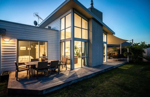 One Tree Point House | One Tree Point Beside Golf Course