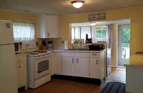 Durhamville Cottage | Oneida Lake Bright and airy South Shore Lakeside Cottage