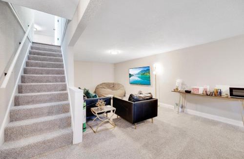 Lee's Summit House | OneNinth-Luxury Downtown Retreat