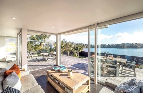 Oneroa House | Oneroa Luxury Waterfront - Sea Views Near Village
