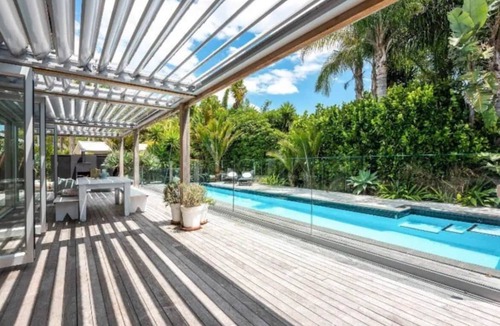 Oneroa House | ONEROA OASIS with heated Pool