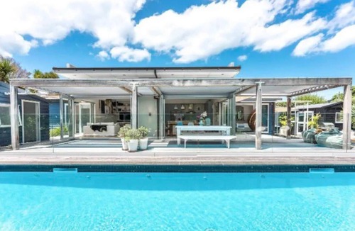 Oneroa House | ONEROA OASIS with heated Pool