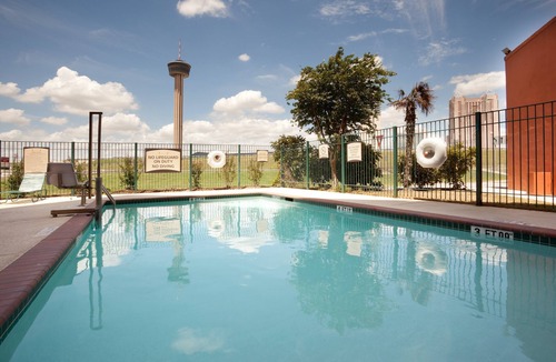 Near East Side Condo | Only 3 Blocks from Gonzalez Convention Center | Outdoor Pool + Roll-in Shower
