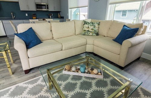 Sterling House | Ontario Blue. Modern 3-bedroom house with AC in charming Fair Haven.