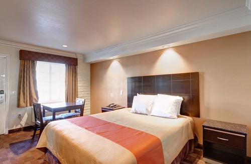 Montclair Hotel | Ontario Inn & Suites