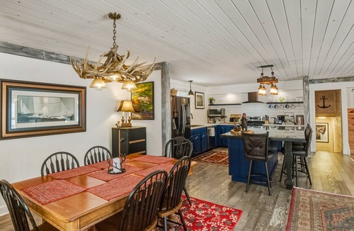Huntsville Ski Chalet | Ontario’s HIDDEN GEM! Cozy chalet in sought after Hidden Valley Highlands