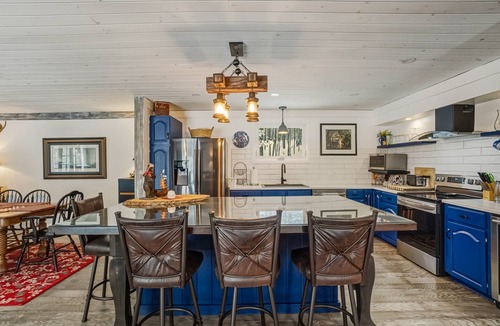 Huntsville Ski Chalet | Ontario’s HIDDEN GEM! Cozy chalet in sought after Hidden Valley Highlands
