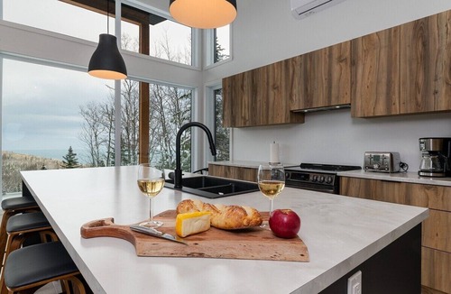 Les Eboulements Ski Chalet | Onyx 150: Winter Views, Hot Tub & Fireplace