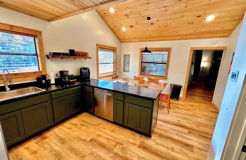 Harrison Cabin | Onyx Grove Cabin 2 bedrooms & HOT TUB!