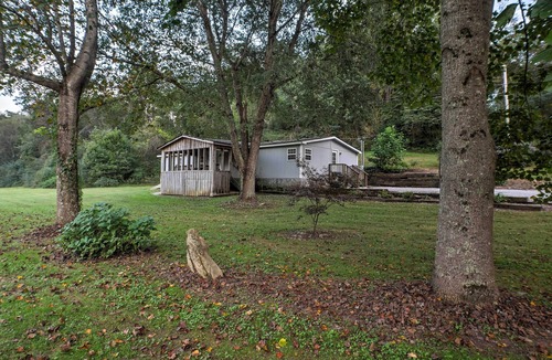 Ooltewah Cottage | Ooltewah Cabin w/Grill, Pool Table & Porch!
