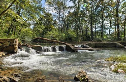 Ooltewah House | Ooltewah Cabin w/Grill, Pool Table & Porch!
