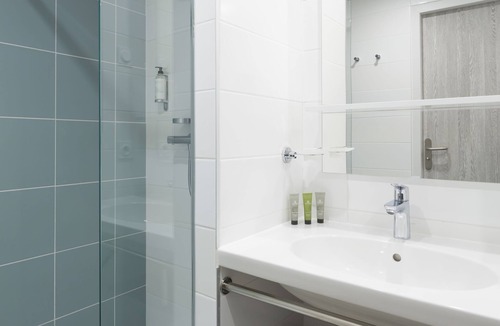 Balaruc-les-Bains Hotel | Opéralia Hôtel Les Pins