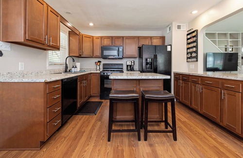 Hikes Point House | OPEN 4BR/2BA Sleeps 8 Near Hwy Covered Deck Close to Downtown & Expo Ctr