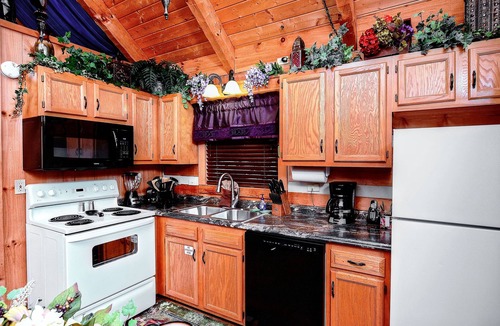 Sevierville Cabin | Open 5/31-6/4, JUL 3-6,17-23 Knight of My Dreams, Secluded,Amazing View, 1 level