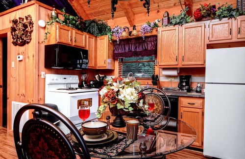 Sevierville Cabin | Open 5/31-6/4, JUL 3-6,17-23 Knight of My Dreams, Secluded,Amazing View, 1 level