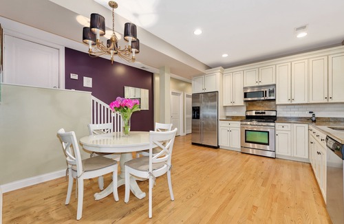 Rogers Park Condo | Open floor plan. Great for families and entertaining.