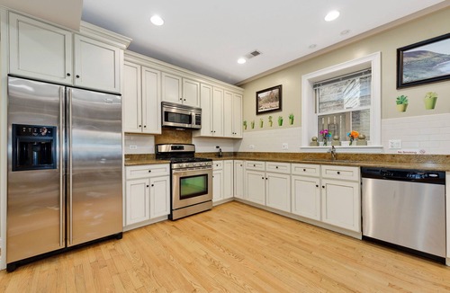 Rogers Park Condo | Open floor plan. Great for families and entertaining.