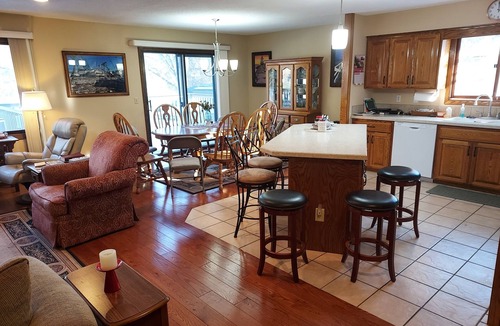 Mounds View House | Open Floor Plan - mainly for Groups - 6 Bdrms - 2 Bath - Sleeps 17 on mattresses