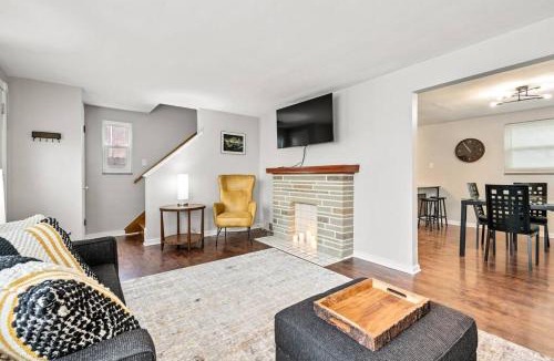 Brookline House | Open Floor Spacious Home, 15min from Downtown, Private Garage, Kids Friendly