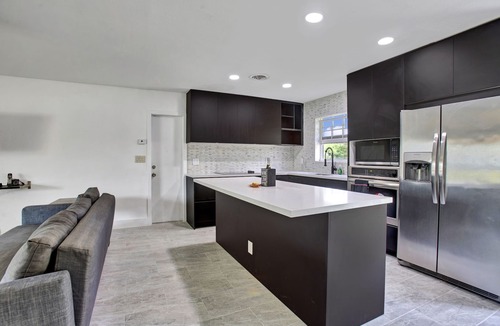 Hollywood Lakes House | Open Layout House with Large Backyard 5 mins from beach