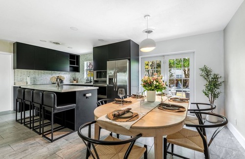 Hollywood Lakes House | Open Layout House with Large Backyard 5 mins from beach