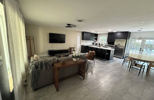 Hollywood Lakes House | Open Layout House with Large Backyard 5 mins from beach