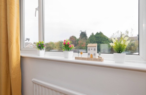 Waterlooville House | Open Mind Property - Hottub, Sleeps10 & Parking