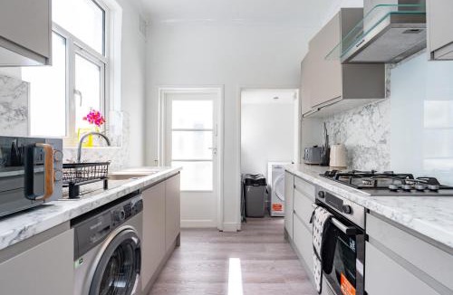 Southsea Apartment | Open Mind Property - 16 Guests & Free Parking