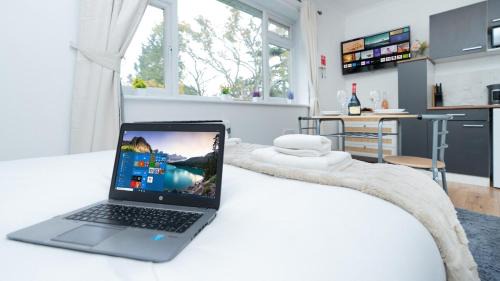 Winton Apartment | Open Mind Property- Cosy Studio Flat Bournemouth