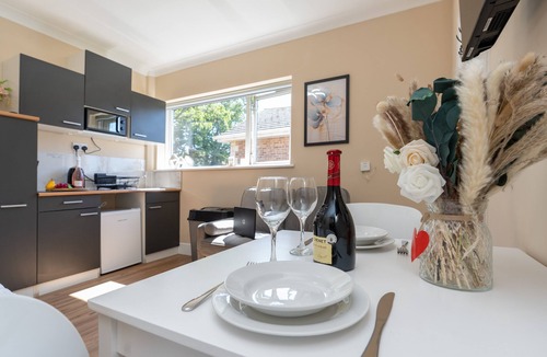 Winton Apartment | Open Mind Property - Studio Flat with FREE Parking
