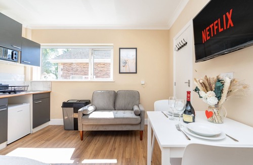 Winton Apartment | Open Mind Property - Studio Flat with FREE Parking