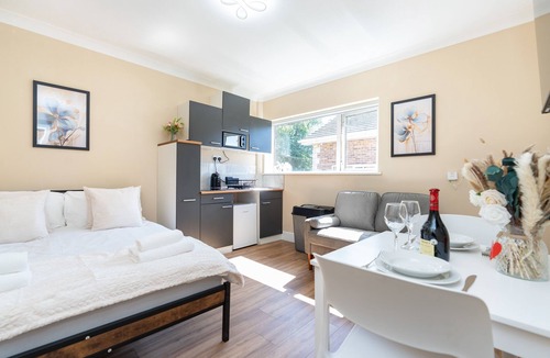Winton Apartment | Open Mind Property - Studio Flat with FREE Parking
