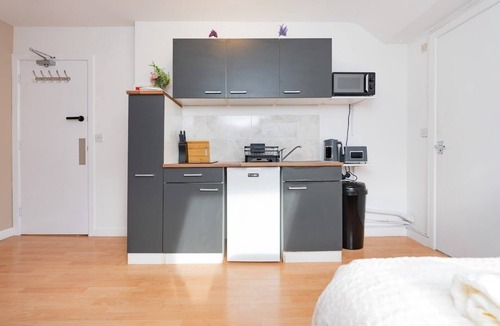 Winton Apartment | Open Mind Property - Studio Flat for 4 Guests